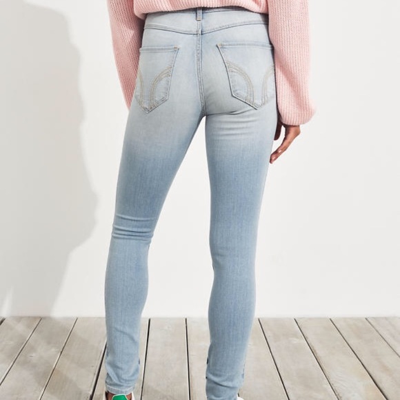 Hollister • High Waisted Light Wash Jeans - Picture 4 of 5